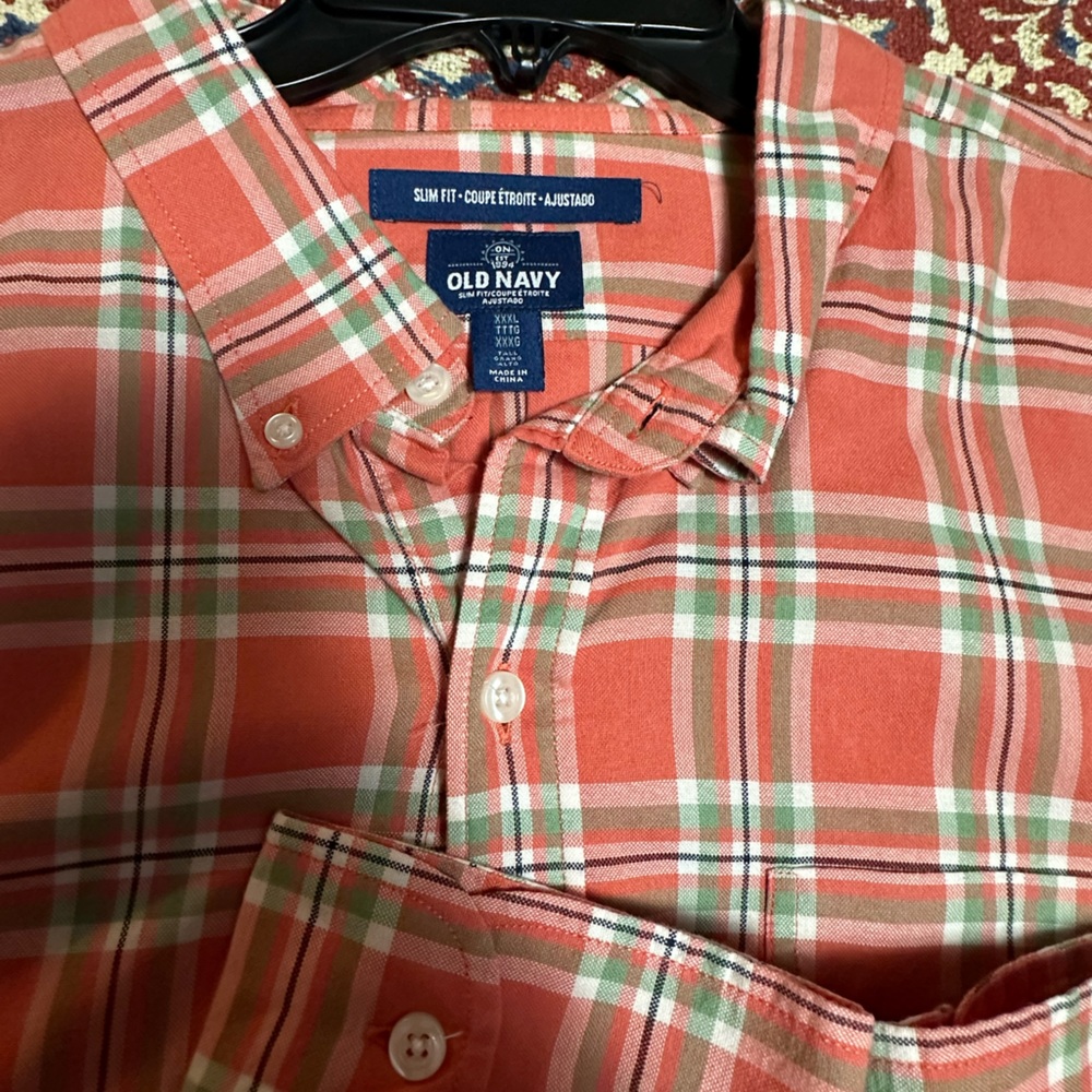 Men’s long sleeve button up shirt for men in 3x. Great condition and slim fit.